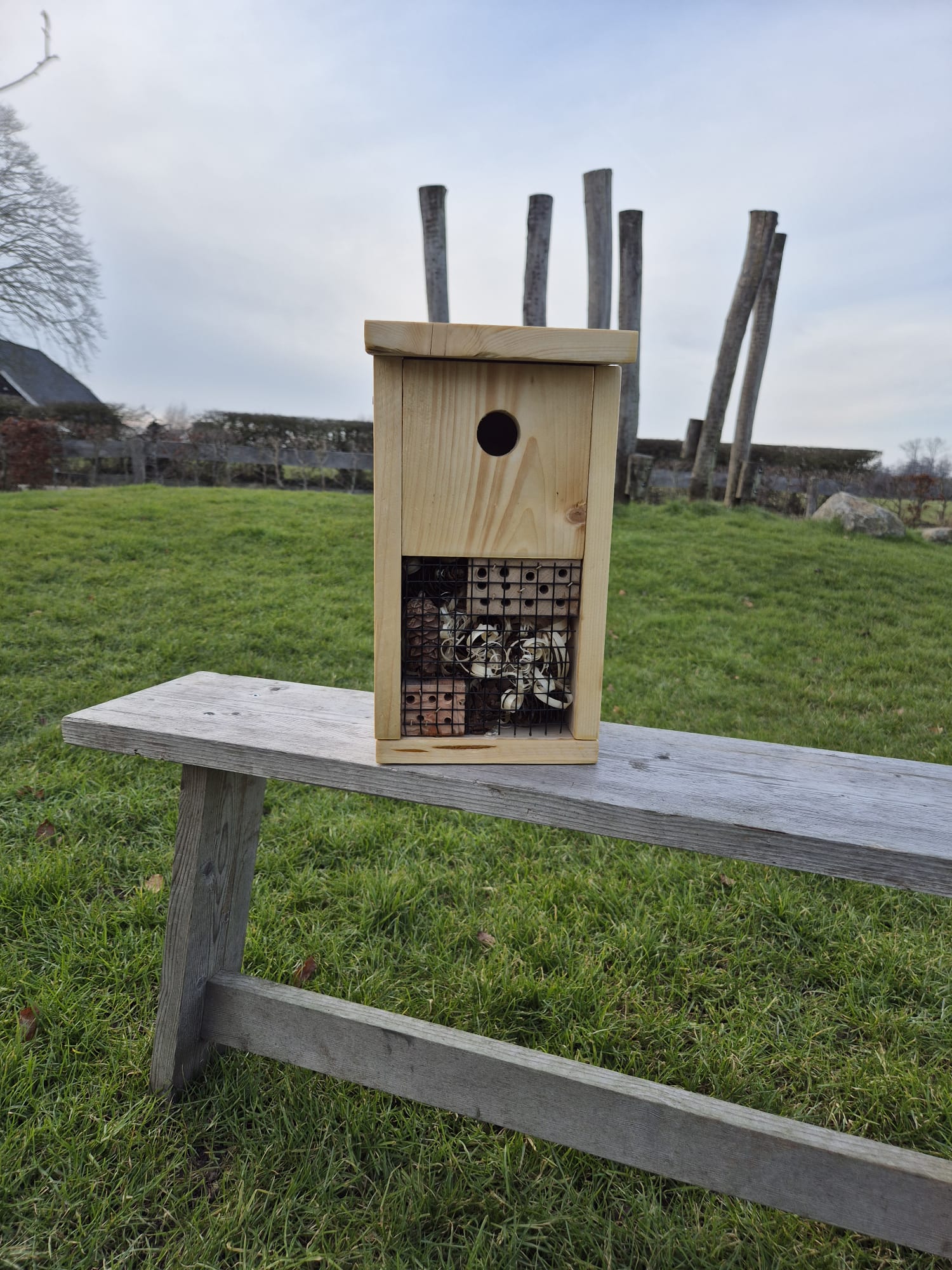vogelhuisje met insectenhotel naturel